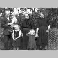 020-0113 Kapkeim 1943, Trauerjahr nach dem Tode von Gustav Zepik, Eltern Christoph u. Helene, Ehefrau Emma, Hannelorte, Erika , Gustav.jpg